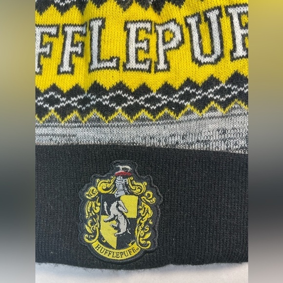 Harry Potter Hufflepuff Logo Crest Knit Cuff Pom Beanie Hat Cap Adult One size - Picture 4 of 7